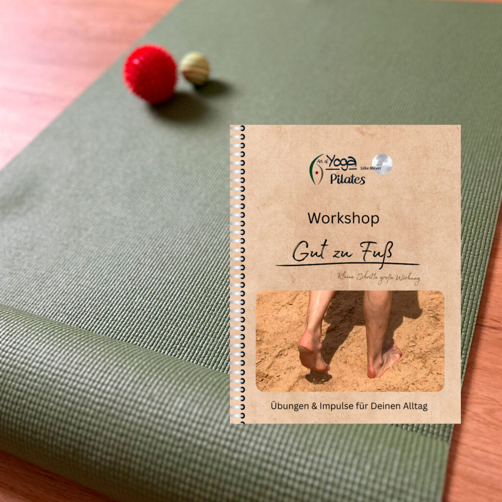 Workshop-Heft „Gut zu Fuß“ auf einer Yogamatte mit Massagebällen
